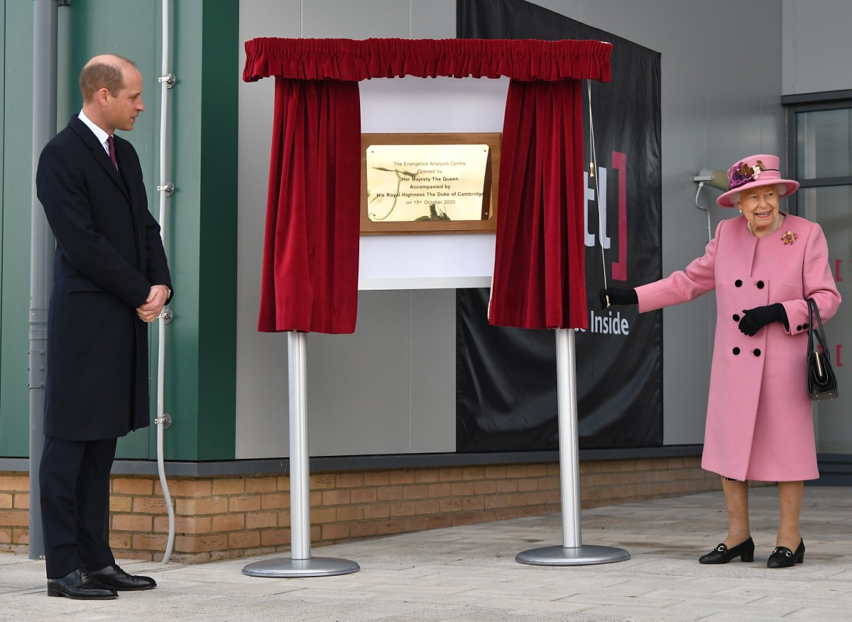 Britain's Prince William, Duke of Cambridge, (L) stands by as Britain's Queen Elizabeth II (R) unveils a plaque to officially open the new Energetics Analysis Centre at the Defence Science and Technology Laboratory (Dstl) at Porton Down science park near Salisbury, southern England, on October 15, 2020. - The Queen and the Duke of Cambridge visited the Defence Science and Technology Laboratory (Dstl) where they were to view displays of weaponry and tactics used in counter intelligence, a demonstration of a Forensic Explosives Investigation and meet staff who were involved in the Salisbury Novichok incident. Her Majesty and His Royal Highness also formally opened the new Energetics Analysis Centre.