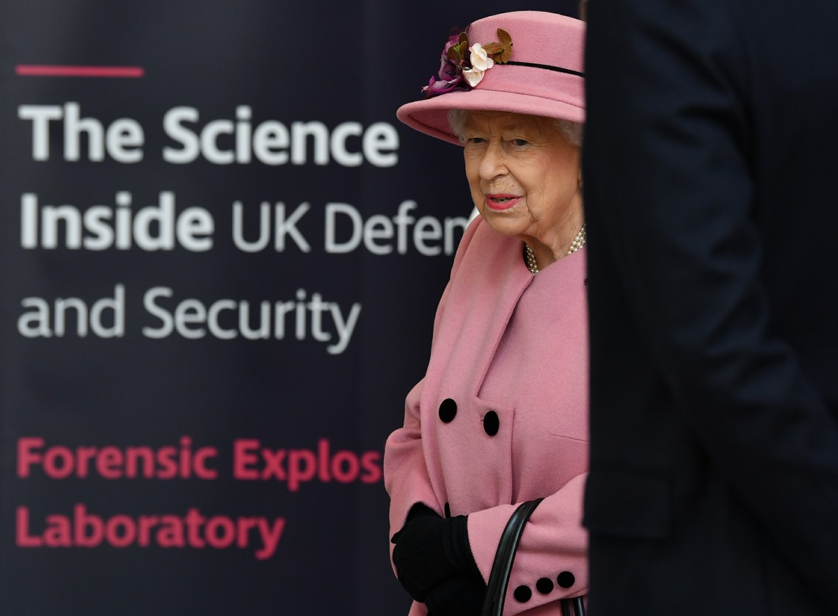 Britain's Queen Elizabeth II visits the Energetics Analysis Centre at the Defence Science and Technology Laboratory (Dstl) at Porton Down science park near Salisbury, southern England, on October 15, 2020. - The Queen and the Duke of Cambridge visited the Defence Science and Technology Laboratory (Dstl) where they were to view displays of weaponry and tactics used in counter intelligence, a demonstration of a Forensic Explosives Investigation and meet staff who were involved in the Salisbury Novichok incident. Her Majesty and His Royal Highness also formally opened the new Energetics Analysis Centre.