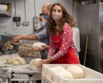 Britain's Prince William, Duke of Cambridge and his wife Britain's Catherine, Duchess of Cambridge knead dough during a visit to Beigel Bake Brick Lane Bakery in east London on September 15, 2020. - The 24-hour bakery was forced to reduce their opening ho