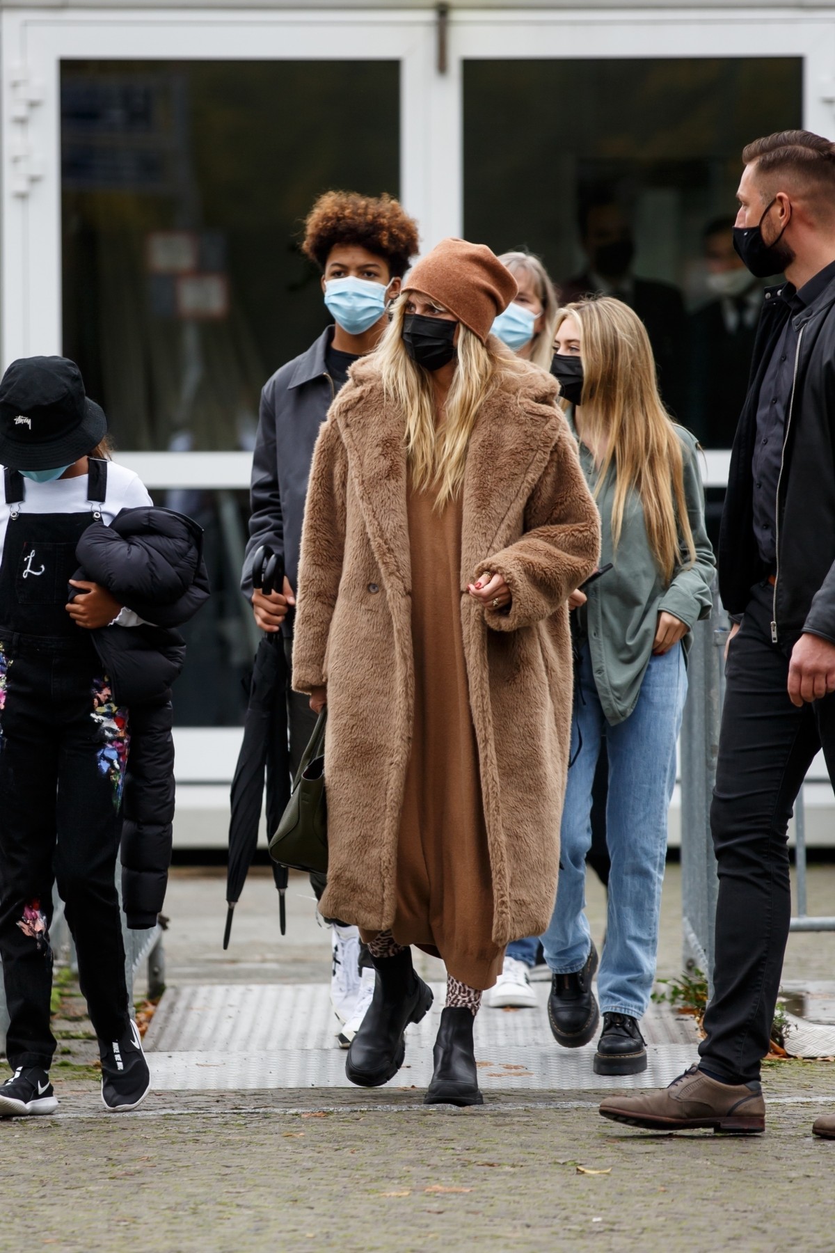 Heidi Klum is seen with her mother and kids strolling through Berlin, Germany