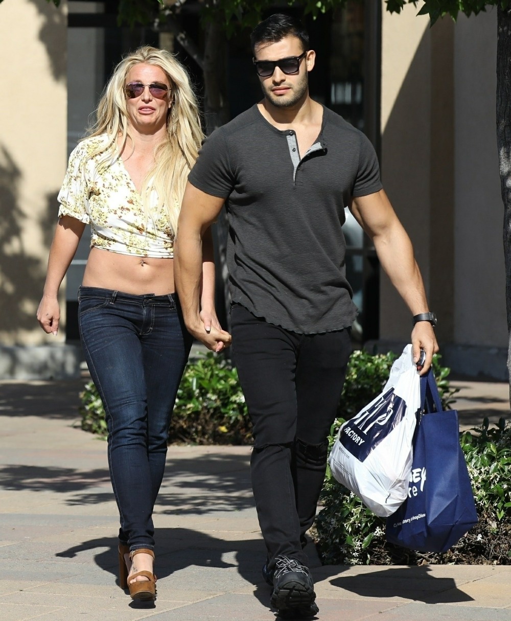 Britney Spears shops at Camarillo Premium outlets