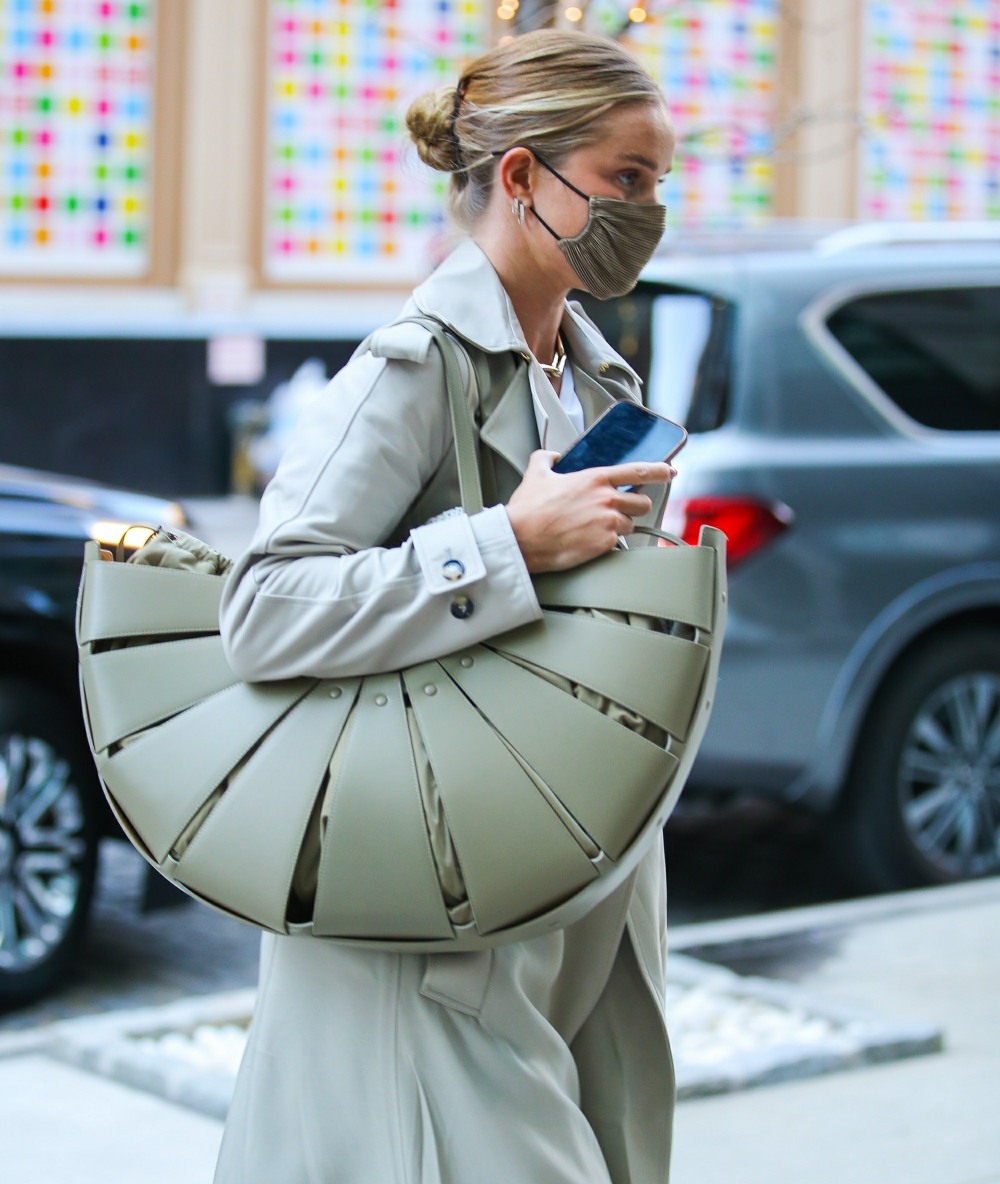Rosie Huntington-Whiteley looks stunning in NYC holding a big purse