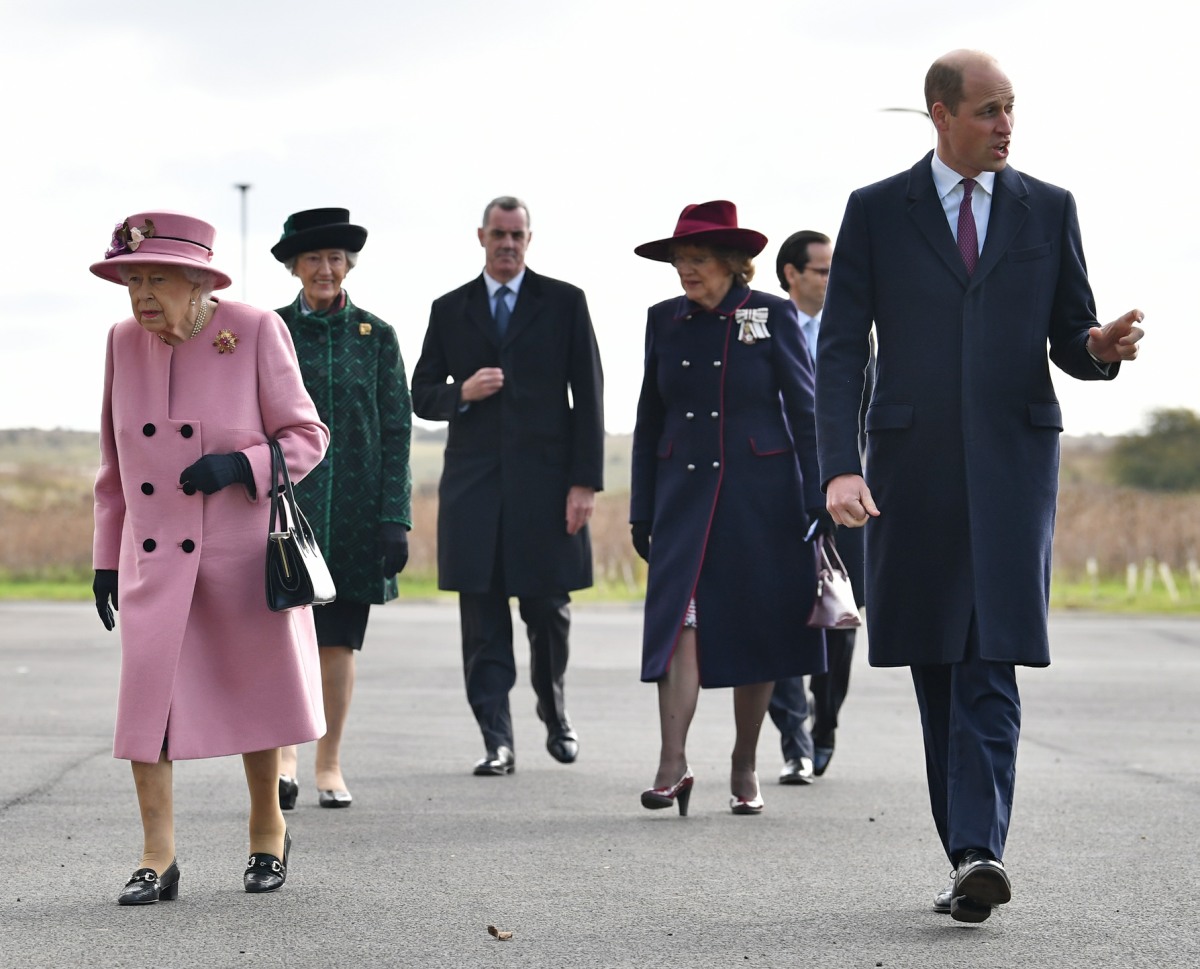 Britain's Queen Elizabeth II (C) and Britain's Prince William, Duke of Cambridge (R) arrive with Dstl Chief Executive Gary Aitkenhead (L) at the Energetics Analysis Centre as they visit the Defence Science and Technology Laboratory (Dstl) at Porton Down science park near Salisbury, southern England, on October 15, 2020. - The Queen and the Duke of Cambridge visited the Defence Science and Technology Laboratory (Dstl) where they were to view displays of weaponry and tactics used in counter intelligence, a demonstration of a Forensic Explosives Investigation and meet staff who were involved in the Salisbury Novichok incident. Her Majesty and His Royal Highness also formally opened the new Energetics Analysis Centre.