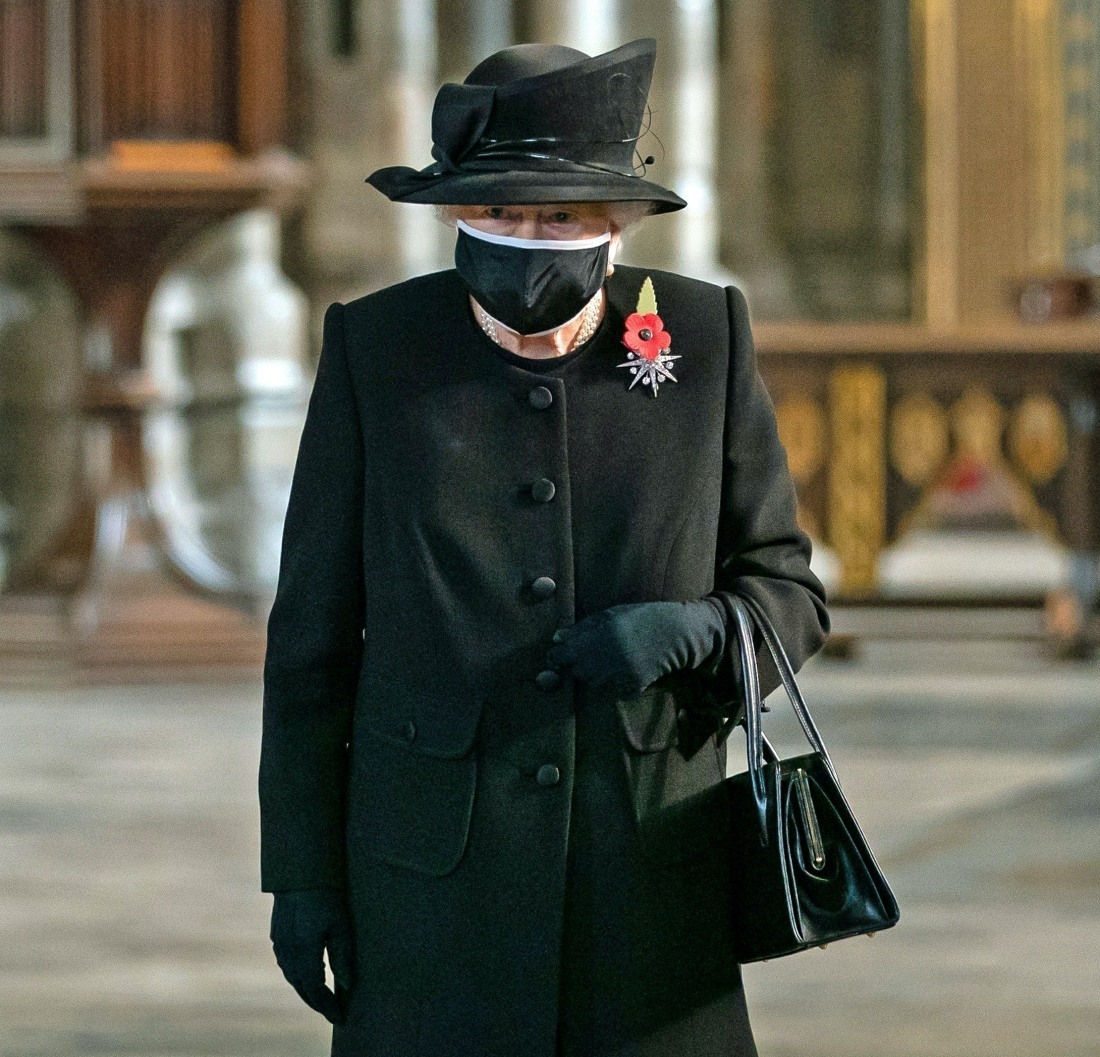 Queen Elizabeth II places flowers at the grave of the Unknown Warrior in London