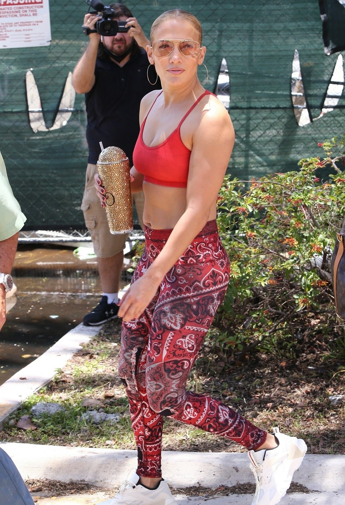 Jennifer Lopez dons an ab-baring gym outfit!