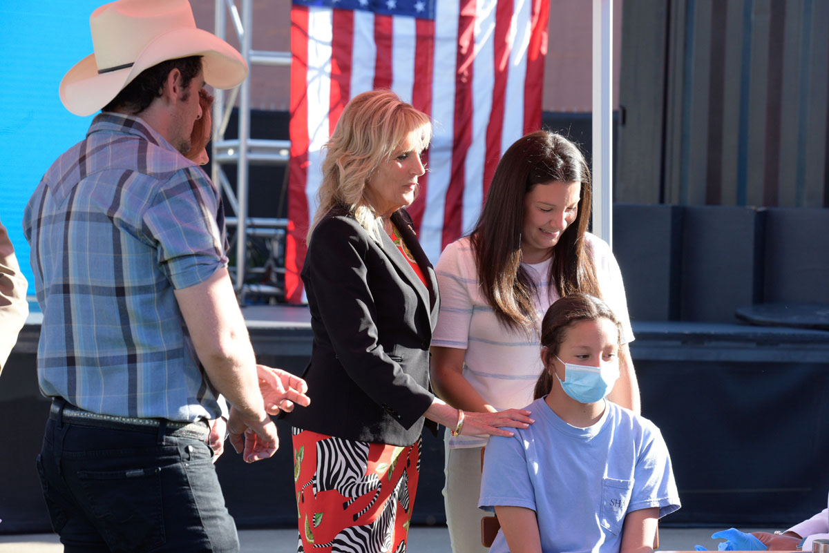 USA - 2021 - First Lady Dr. Jill Biden and Brad Paisely tour a pop-up vaccination site in Nashville