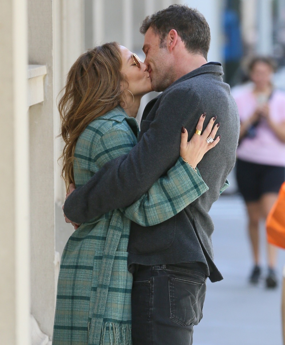 Jennifer Lopez and Ben Affleck kiss in New York City before flying out