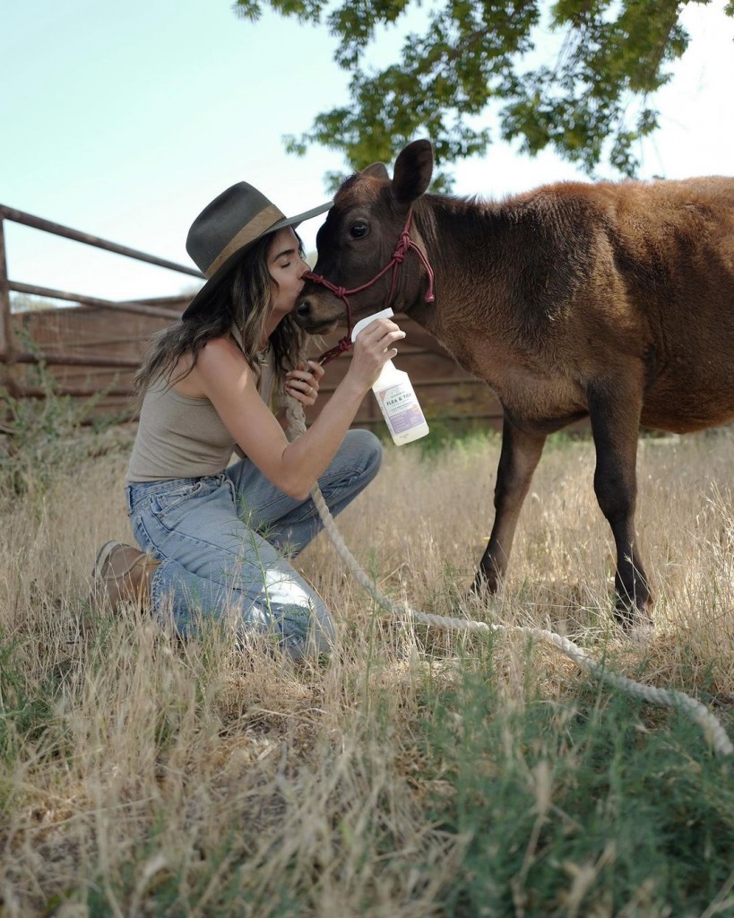 Nikki_Reed_cowkiss