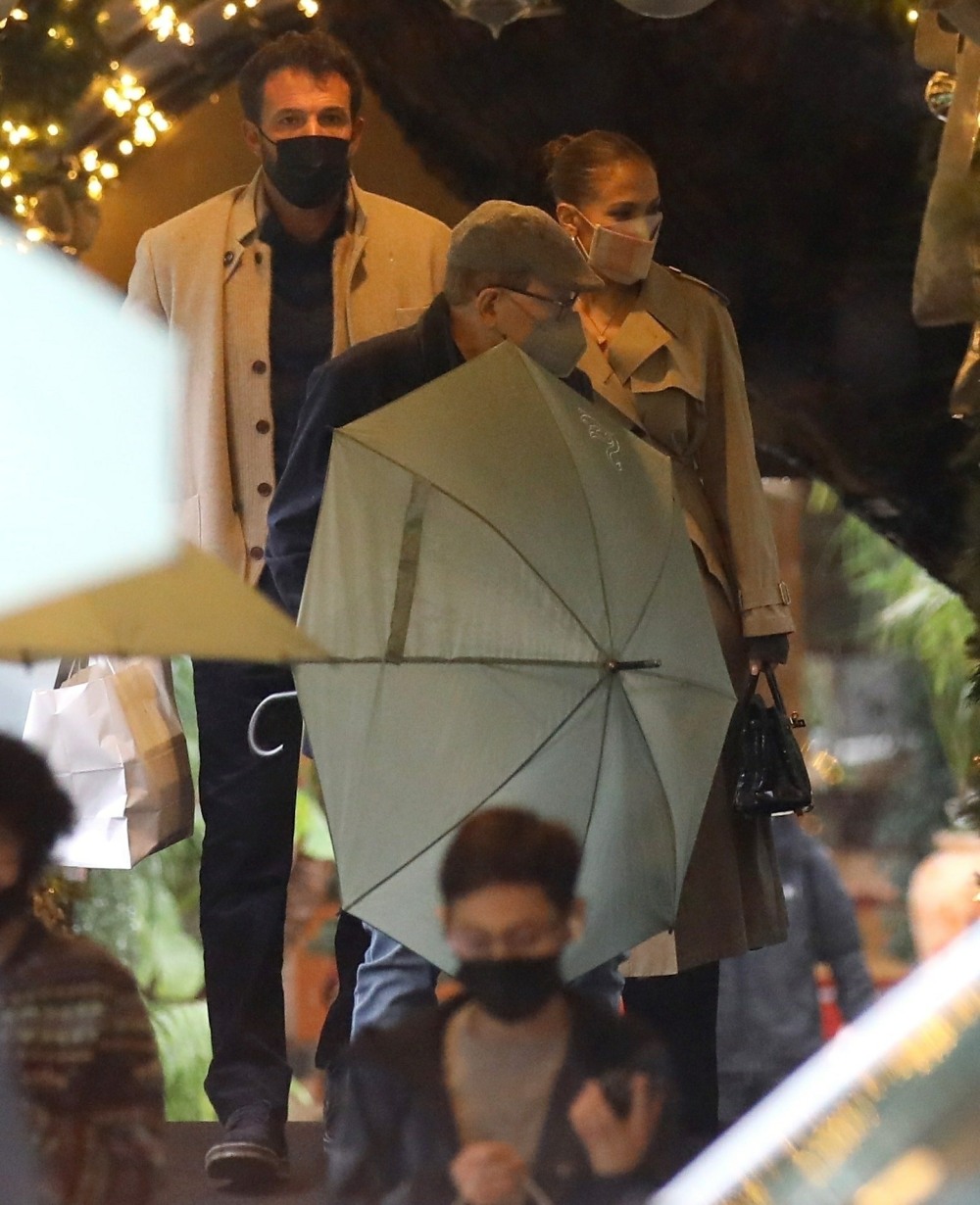 Jennifer Lopez and Ben Affleck go to lunch with her kids and dad David at the Bel Air Hotel!