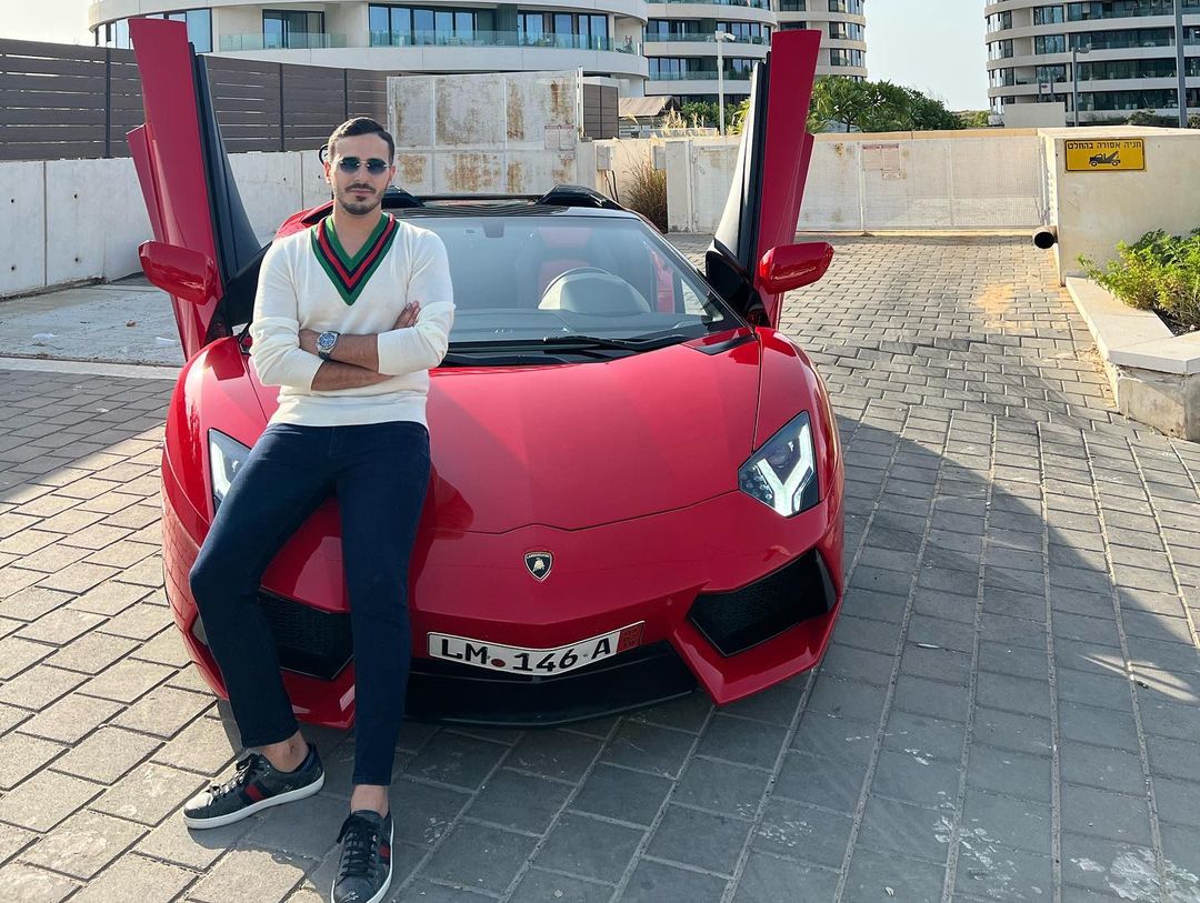 Simon Leviev in front of a car, via Instagram