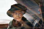 kaltak | Kraliçe Elizabeth, 96. doğum günü portresi için iki süslü midilli ile poz verdi.