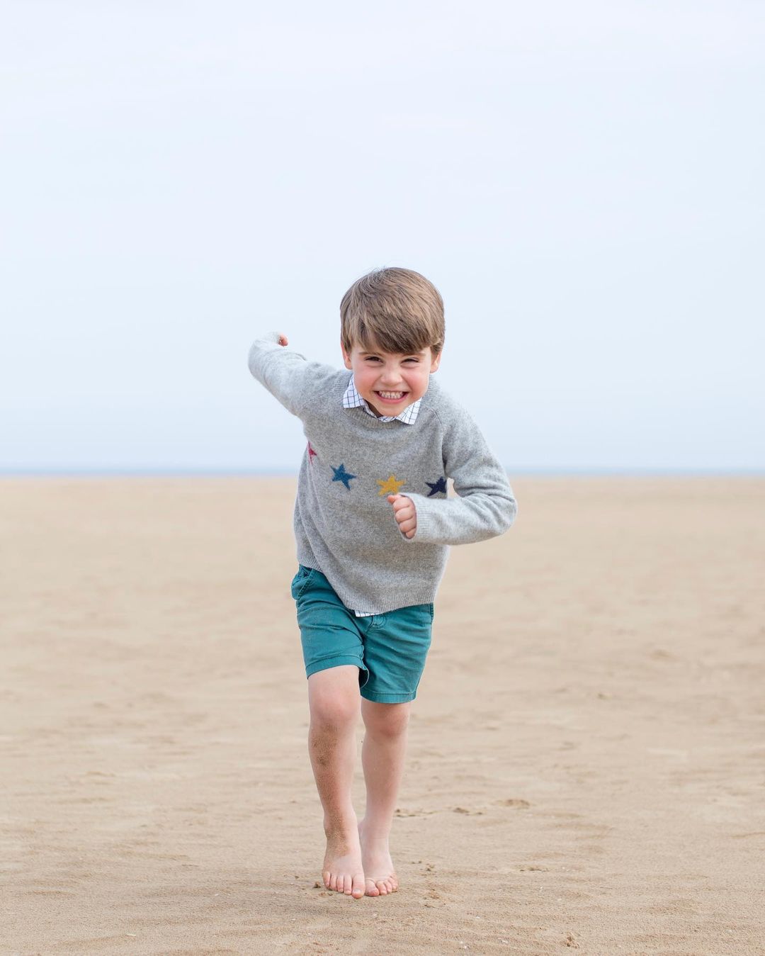kaltak | Prens Louis'in dördüncü doğum günü fotoğrafları annesi tarafından Norfolk sahilinde çekildi.
