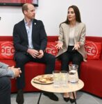 kaltak | Düşes Kate ve Prens William Aralık ofisini ziyaret etmek için Londra'da dışarı çıktı