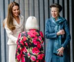 kaltak | Düşes Kate, Prenses Anne ile yaptığı büyük etkinlik için Self Portrait taktı