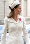 kaltak | Düşes Kate, Anzak Günü ayini için beyaz bir McQueen paltosunu tekrarladı