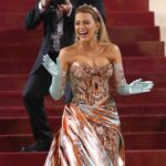 kaltak | Blake Lively, 2022 Met Gala'nın eş başkanlığını yapmak için Versace'yi giydi: ah mı iyi mi?