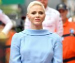 kaltak | Prenses Charlene, Monaco Grand Prix'sine Terrence Bray tulum giydi