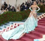 kaltak | Blake Lively, 2022 Met Gala'nın eş başkanlığını yapmak için Versace'yi giydi: ah mı iyi mi?