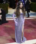 kaltak | Gigi Hadid, Met Gala'da Versace vinil ve büyük bir şişme palto ile fütürist oldu