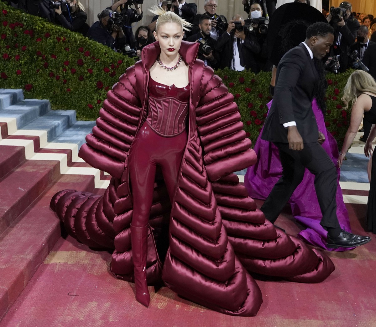 kaltak | Gigi Hadid, Met Gala'da Versace vinil ve büyük bir şişme palto ile fütürist oldu