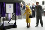 kaltak | Kraliçe Elizabeth bugün Paddington İstasyonu'nda sürpriz bir şekilde göründü