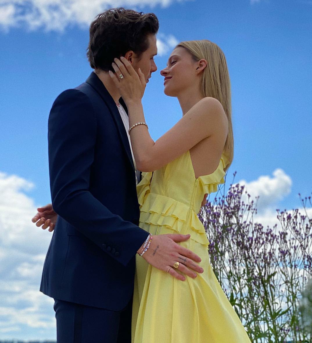 kaltak | Nicola Peltz, bir aylık evlilikten sonra büyük ölçüde 'yükseltilmiş' bir nişan yüzüğü aldı