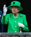 kaltak | Kraliçe Elizabeth, Charles & Cam ile yeni bir fotoğrafta inanılmaz derecede küçük ve çelimsiz görünüyor