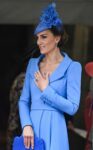 kaltak | Düşes Kate, Garter Günü'nde safir ve mavi bir McQueen mont giydi