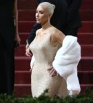 kaltak | Kim Kardashian, Marilyn Monroe'nun elbisesini sadece "üç dakika" giydiğini iddia etti.