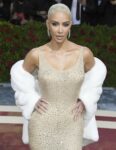 kaltak | Kim Kardashian, Marilyn Monroe'nun elbisesini sadece "üç dakika" giydiğini iddia etti.