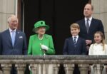 kaltak | Kraliçe Elizabeth, Charles & Cam ile yeni bir fotoğrafta inanılmaz derecede küçük ve çelimsiz görünüyor