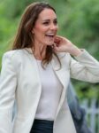 kaltak | Düşes Kate, Londra'daki bir bebek bankasını ziyaret etmek için pantolon ve Zara ceket giydi