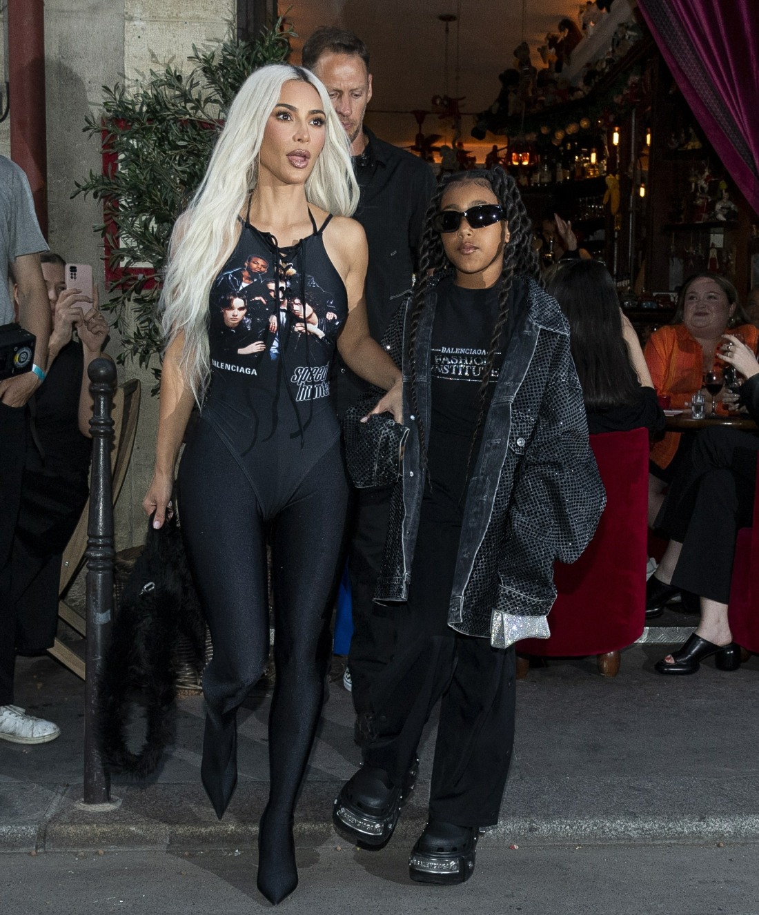 kaltak | Kim Kardashian, Paris Moda Haftası için Kuzey Batı ile Balenciaga modelleri