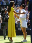 kaltak | Düşes Kate bir Roksanda elbisesini tekrarladı ve Wimbledon'da bir Rusla konuştu