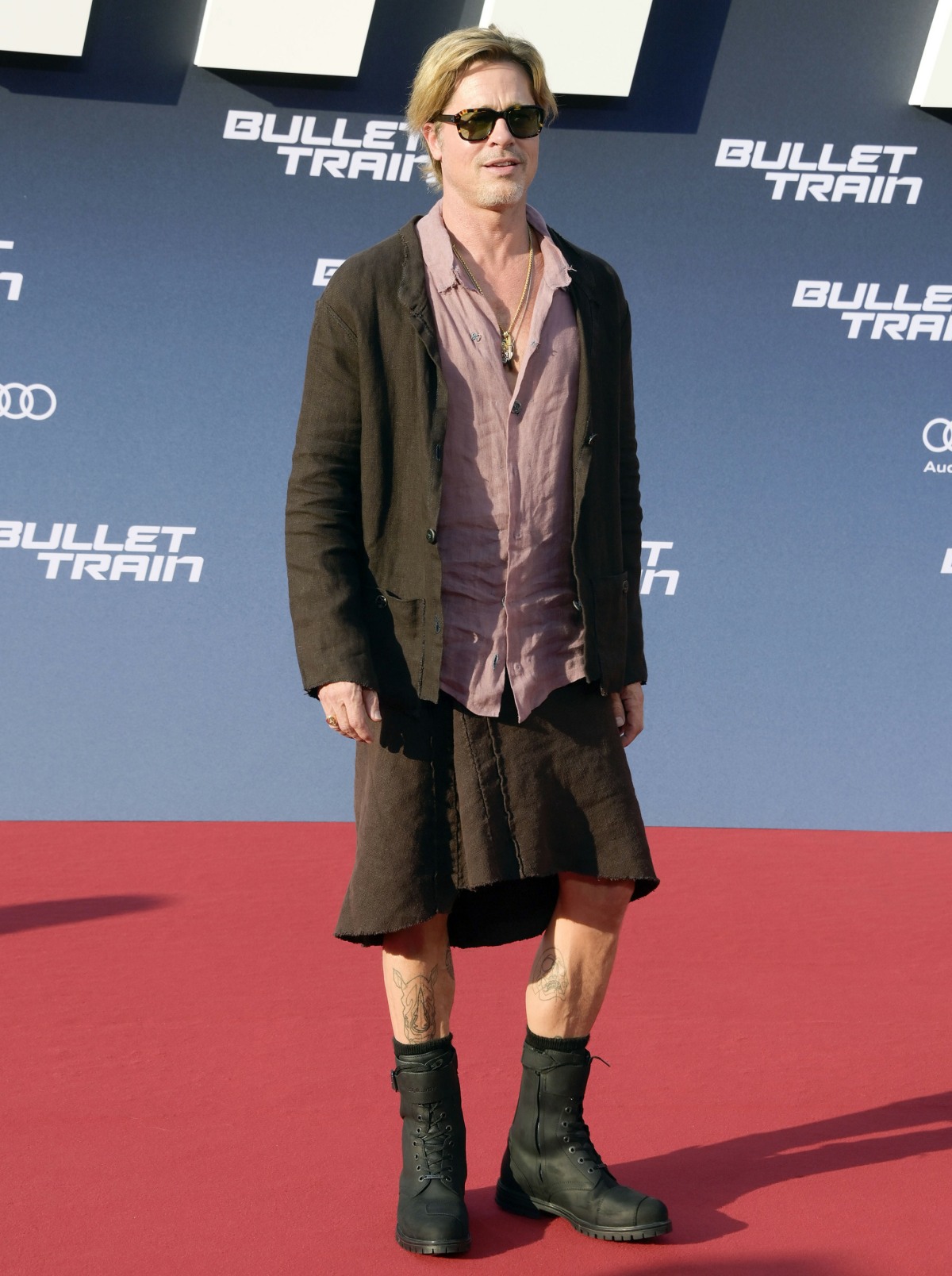 kaltak | Brad Pitt, Berlin 'Bullet Train' galasına kumsal keten bir etek giydi.