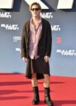 kaltak | Brad Pitt, Berlin 'Bullet Train' galasına kumsal keten bir etek giydi.