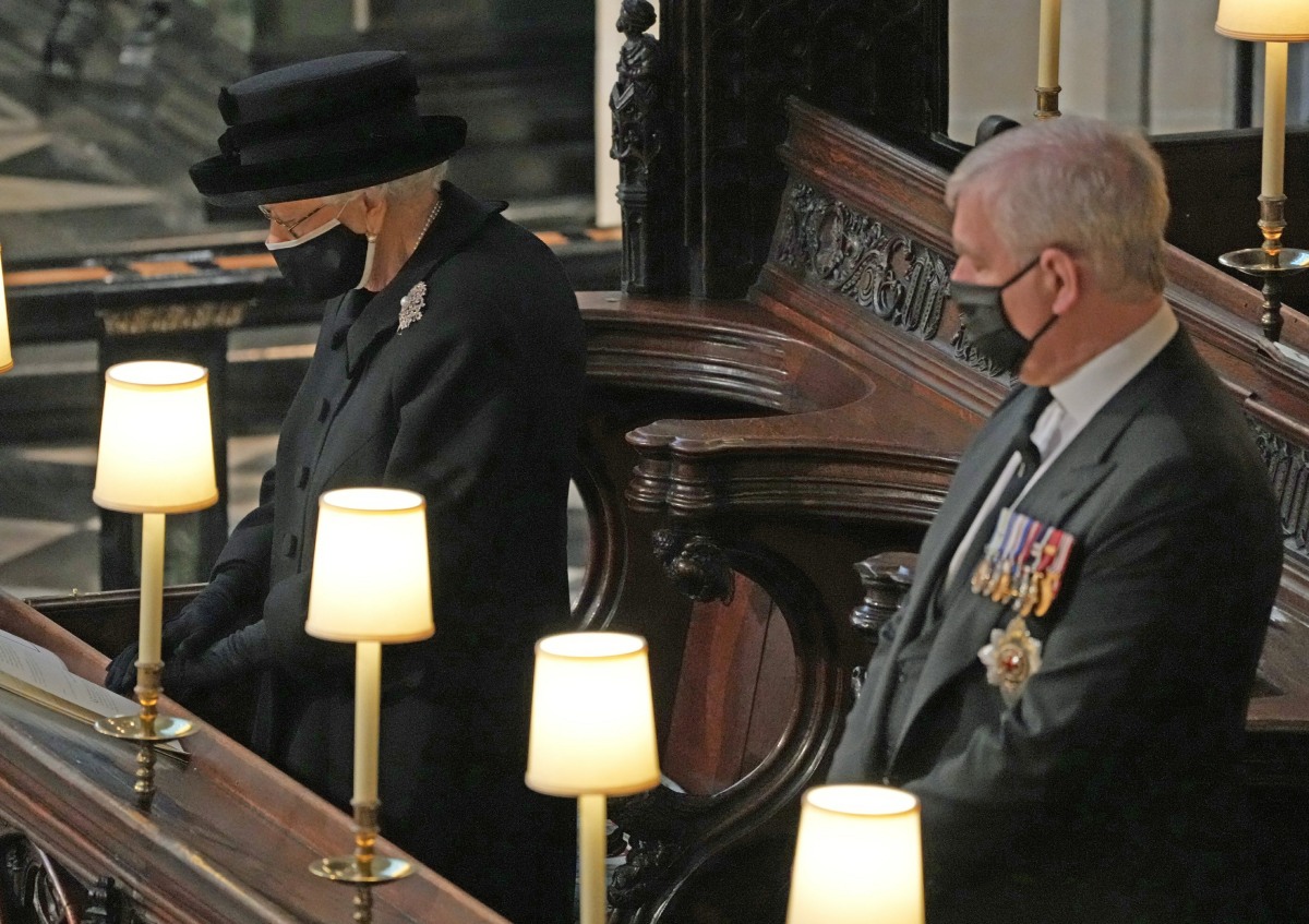 kaltak | Kraliçe Elizabeth, Philip'in cenazesine 'çok şükür Meghan gelmiyor' dedi