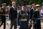 kaltak | Prens Harry ve William, QEII'nin alayında yan yana yürüdü