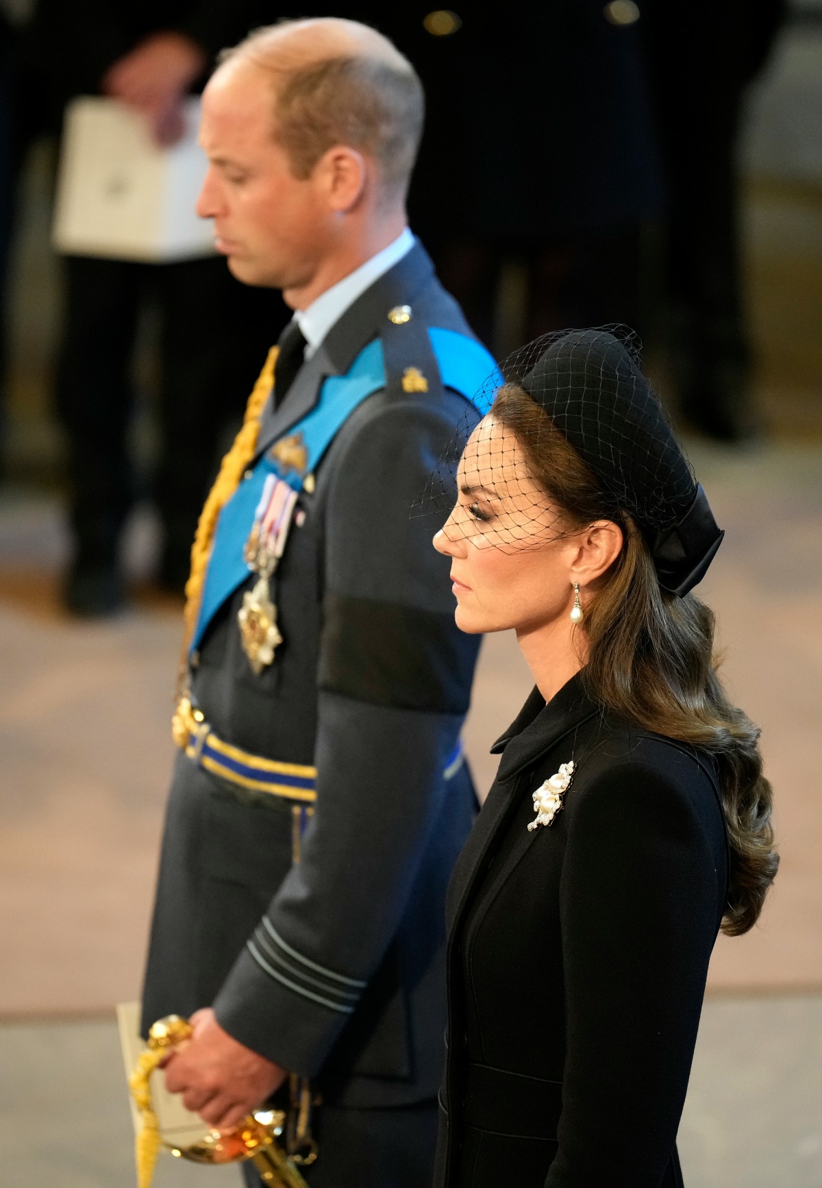 kaltak | Galler Prensesi, QEII'nin töreninde Catherine Walker, inciler ve elmaslar taktı
