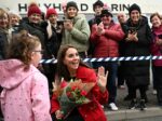kaltak | Küçük bir çocuk, Prenses Kate'e çiçek vermek için soğukta dört saat bekledi.