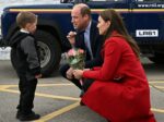 kaltak | Küçük bir çocuk, Prenses Kate'e çiçek vermek için soğukta dört saat bekledi.