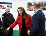 kaltak | Küçük bir çocuk, Prenses Kate'e çiçek vermek için soğukta dört saat bekledi.