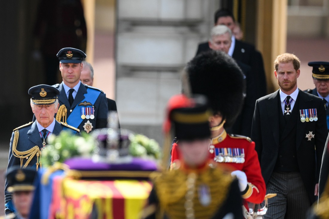 kaltak | Prens Harry ve William, QEII'nin alayında yan yana yürüdü