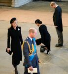 kaltak | Galler Prensesi, QEII'nin töreninde Catherine Walker, inciler ve elmaslar taktı
