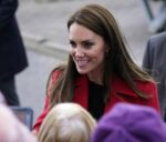kaltak | Küçük bir çocuk, Prenses Kate'e çiçek vermek için soğukta dört saat bekledi.
