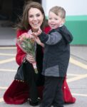 kaltak | Küçük bir çocuk, Prenses Kate'e çiçek vermek için soğukta dört saat bekledi.