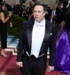 şirret | Elon Musk'ın Twitter Blue'su, birisinin bir ilaç şirketinin hisselerini 8 dolara depolamasına izin verdi.