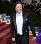 şirret | Elon Musk'ın Twitter Blue'su, birisinin bir ilaç şirketinin hisselerini 8 dolara depolamasına izin verdi.