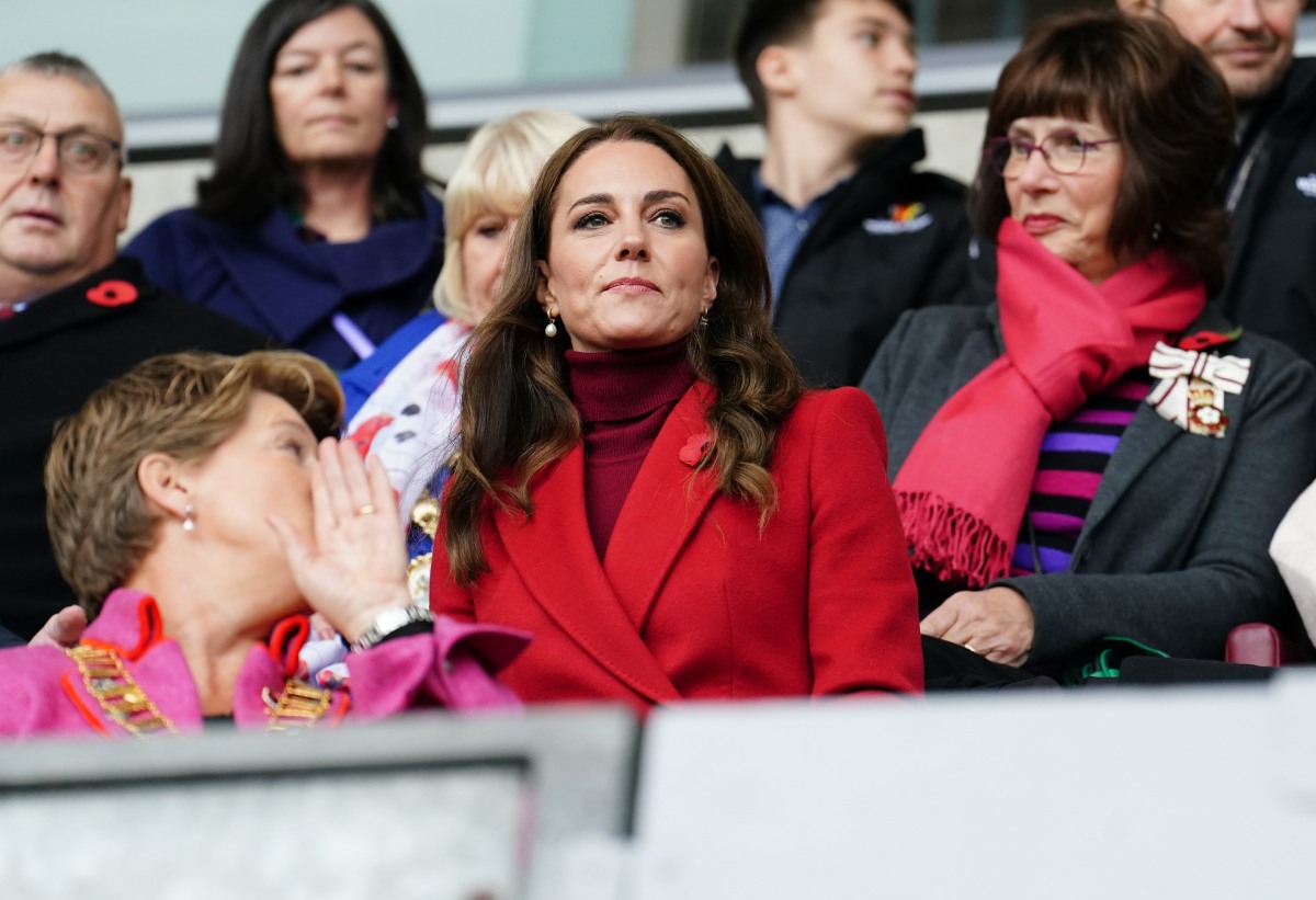 kaltak | Prenses Kate, Rugby Dünya Kupası'nda tek başına giderken bir McQueen paltosunu tekrarladı