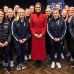 kaltak | Prenses Kate, Rugby Dünya Kupası'nda tek başına giderken bir McQueen paltosunu tekrarladı